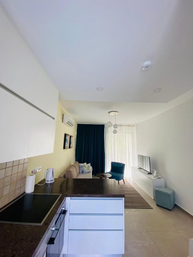Victoria Suites Paphos Bagian luar foto