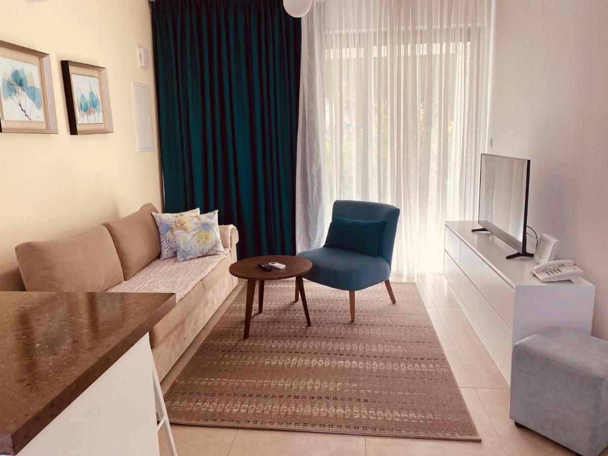 Victoria Suites Paphos Bagian luar foto