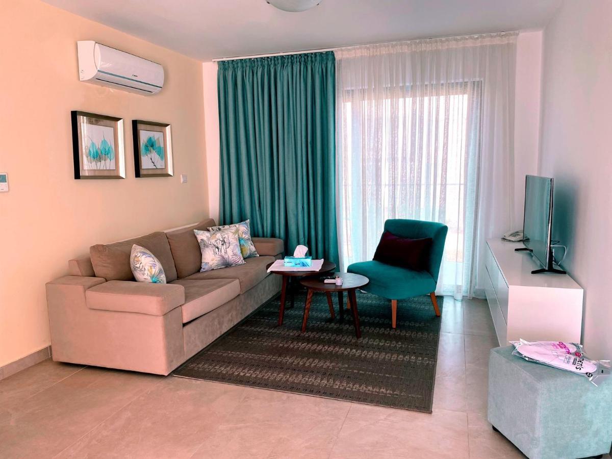 Victoria Suites Paphos Bagian luar foto