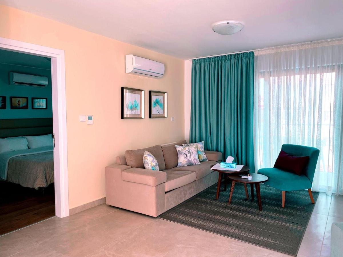 Victoria Suites Paphos Bagian luar foto